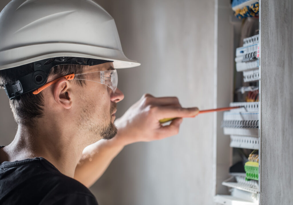 técnico comprobando la eficiencia eléctrica
